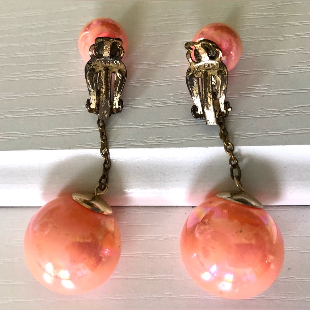 VTG 1960s drop earrings, XLG opalescent peach Pearl on chain clip on Lightweight - Picture 4 of 9